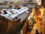 Indian Muslims Take Their Evening Prayers - Fotografik Baskı Indian Muslims Take Their Evening Prayers - Fotografik Baskı