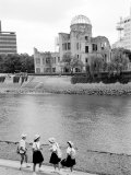 Bomb Dome and Schoolchildren, Hiroshima, Japan Photographie par Walter Bibikow