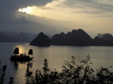 Keren Su - Sunset on Karst Hills and Junk Boats, Ha Long Bay, Vietnam Fotografická reprodukce Keren Su - Sunset on Karst Hills and Junk Boats, Ha Long Bay, Vietnam Fotografická reprodukce