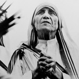 Mother Teresa of Calcutta Prays During a Religious Service Photographie