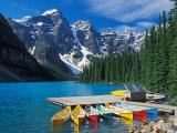 Canoes on Moraine Lake, Banff National Park, Alberta, Canada Photographie par Adam Jones