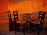 Sunset Light on Cafe Tables, Athens, Greece 写真プリント - ウォルター・ビビコウ