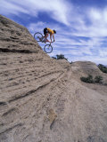 Active Male Rides Slickrock Ridge, Utah, USA Photographie par Howie Garber