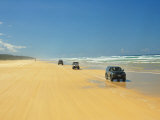 Four Wheel Drives, Seventy Five Mile Beach, Fraser Island, Queensland, Australia Lámina fotográfica por David Wall