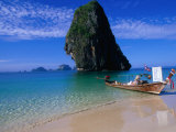 Tourist Boat on Shore of Phra Nang Beach, Phra Nang Bay, Thailand Fotografie-Druck von John Elk III