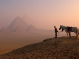 Dawn View of Guide and Horses at the Giza Pyramids, Cairo, Egypt  Lámina fotográfica por Walter Bibikow