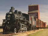 Steam Train and Grain Elevator in Western Development Museum, Saskatchewan, Canada Lámina fotográfica por Walter Bibikow