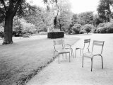 Luxembourg Gardens Statue of Liberty and Park Chairs, Paris, France Fotografie-Druck von Walter Bibikow