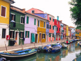 Colorful Building along Canal, Burano, Italy Fotografisk tryk af Julie Eggers Colorful Building along Canal, Burano, Italy Fotografisk tryk af Julie Eggers
