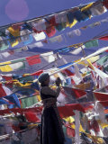 Pilgrim Praying Among Flags, Tibet Photographie par Keren Su