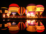 People Watch Hot Air Balloons as They Reflect off the Barigui Lake Lámina fotográfica People Watch Hot Air Balloons as They Reflect off the Barigui Lake Lámina fotográfica