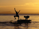 Children Playing on Lake Taupo, Taupo, New Zealand Photographie par Michael Coyne