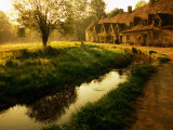 Morning Mist on Rack Isle Outside Weavers' Cottages, Arlington Row, Bibury, United Kingdom Fotografie-Druck von Barbara Van Zanten
