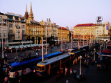 Overhead of Josip Jelacica Square and Trams on Ilica St, Zagreb, Croatia Lámina fotográfica por Richard I'Anson