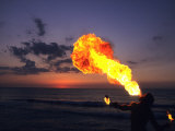 Fireeater at Sunset, Jamaica Photographie par Holger Leue