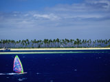 Windsurfer, Plantation Island, Fiji Photographie par Peter Hendrie