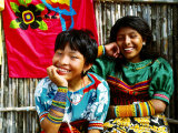 Portrait of Smiling Cuna Indian Girls, Panama Lámina fotográfica por Wayne Walton Portrait of Smiling Cuna Indian Girls, Panama Lámina fotográfica por Wayne Walton