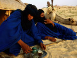 Tuareg Men Preparing for Tea Ceremony Outside a Traditional Homestead, Timbuktu, Mali Photographie par Ariadne Van Zandbergen