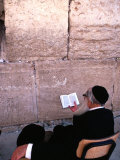 Man Reading a Text at the Wailing Wall, Jerusalem, Israel Lámina fotográfica por Michael Coyne