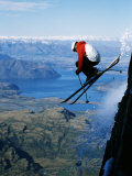 Skier Dropping off Cliff at Treble Cone Ski Resort, Near Wanaka, Wanaka, New Zealand Photographie par Christian Aslund