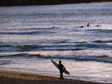 Surfers at Sunrise on Bondi Beach, Sydney, Australia Photographie par Glenn Beanland
