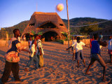 People Playing Volleyball Outside Indaba Bar, Cape Maclear, Malawi Fotografisk tryk af Johnson Dennis