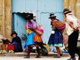 Family Walking Through Market, Lircay, Peru Photographie par Jeffrey Becom