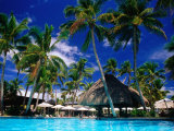 Hotel Pool and Palm Trees, Fiji Photographie par Peter Hendrie