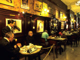 Carlos Gardel & Friends, Model Statues at Gran Cafe Tortoni, Argentina 写真プリント - ホルガー・ロイエ