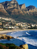 Overhead of Camps Bay with Twelve Apostles in Background, Cape Town, South Africa Photographie par Pershouse Craig
