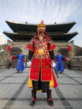 Guards of Gate at Namdaemun Gate, Seoul, South Korea Fotografisk tryk af Anthony Plummer