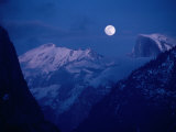 Moon Over the Valley and Half Dome, from the Wawona Tunnel, Yosemite National Park, USA Photographie par John Elk III