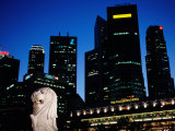 Merlion and City Skyline at Dusk, Singapore, Singapore Lámina fotográfica por Michael Coyne