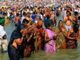 Pilgrims Making Pura or Blessing at Sangam, Sacred Meeting Place of Three Sacred Rivers, India Lámina fotográfica por Paul Beinssen