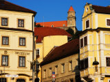 Bratislava Castle Over Buildings in Old Town, Bratislava, Slovakia Photographie par Glenn Beanland