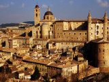 Basilica Metropolitano and Old Stone Houses from Public Gardens, Urbino, Italy Lámina fotográfica por Pershouse Craig Basilica Metropolitano and Old Stone Houses from Public Gardens, Urbino, Italy Lámina fotográfica por Pershouse Craig