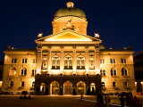 Bundeshauser (Parliament) Building Illuminated at Night, Bern, Switzerland Photographie par Glenn Beanland