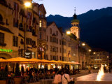 People Relaxing Along Maria Theresien Strasse, Innsbruck, Austria Photographie par Glenn Beanland