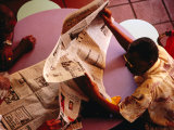 Men Reading Newspaper at Tekka Central Market, Little India, Singapore, Singapore Láminas por Phil Weymouth Men Reading Newspaper at Tekka Central Market, Little India, Singapore, Singapore Láminas por Phil Weymouth