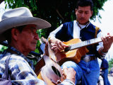 Men Strumming Guitars in Parque Libertad, San Salvador, El Salvador Fotografisk tryk af Anthony Plummer
