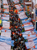 Overhead of Crowd and Stalls in Chinatown Street, Singapore, Singapore Lámina fotográfica por Michael Coyne