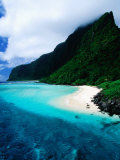 Forested Hills, Beach and Lagoon, American Samoa Photographie par Peter Hendrie