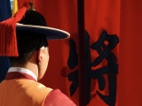 Palace Guard at Deoksegung Palace, Seoul, South Korea Fotografisk tryk af Anthony Plummer