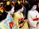 Geisha and Maiko at Memorial for Poet Yoshii Isamu in Gion, Japan Photographie par Frank Carter