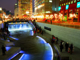 The Cheonggyecheon Stream Draws Crowds of Locals out in Early Evening, Seoul, South Korea Fotografisk tryk af Anthony Plummer