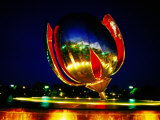 Floralis Generica Sculpture in Un Plaza, Recoleta, Buenos Aires, Argentina Photographie par Michael Taylor