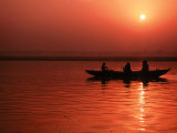 Sunset over the Ganges River in Varanasi, India Fotografisk tryk af Dee Ann Pederson Sunset over the Ganges River in Varanasi, India Fotografisk tryk af Dee Ann Pederson