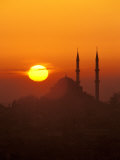 Silhouette of the Faith Mosque at Sunset, Istanbul, Turkey Photographie par Ali Kabas