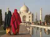 Women at Taj Mahal on River Yamuna, India Lámina fotográfica por Claudia Adams
