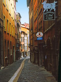 Narrow Street in Lyon (Vieux Lyon), France Fotografie-Druck von Charles Sleicher